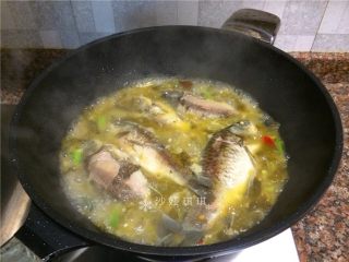 7、酸菜烧鲫鱼,放入鲫鱼煮5分钟。