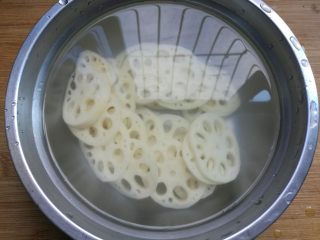 3、蒜香剁椒藕片,放进凉水里,清洗4——遍洗掉淀粉后,继续泡在水里。