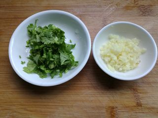 4、蒜香剁椒藕片,大蒜切碎,香菜切碎。