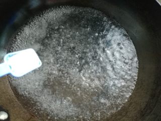 5、蒜香剁椒藕片,坐锅烧水,水开放入适量盐。