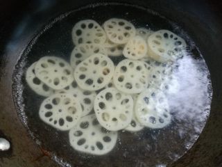 6、蒜香剁椒藕片,放入藕片焯熟。