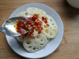 12、蒜香剁椒藕片,浇在藕片上,吃时拌匀即可。