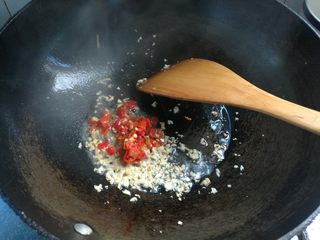 10、蒜香剁椒藕片,加入剁椒继续煸炒。