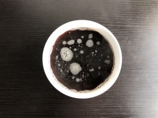 5、红糖开花发糕,加入280毫升开水,用筷子不停搅拌至红糖溶化,我用的甘汁园红糖颜色和味道都非常纯正,做出的发糕色泽才漂亮,老品牌放心