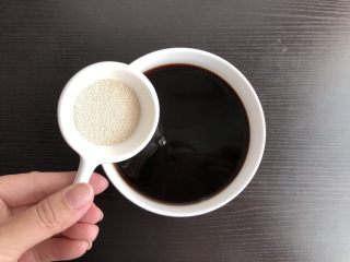 7、红糖开花发糕,红糖水晾至温热,加入酵母,用筷子不停搅拌至融化