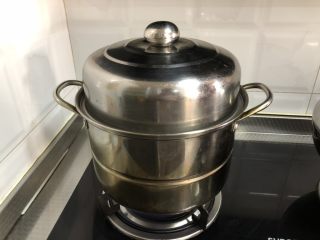 11、红糖开花发糕,冷水上锅蒸,全程大火开锅后蒸20分钟,焖5分钟