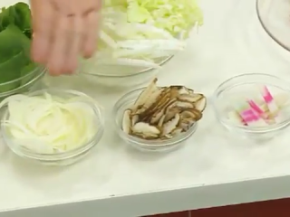 2、勝丼(炸豬排丼),大白菜切絲,洋蔥,香菇切絲,菠菜切小段,魚板切絲備用