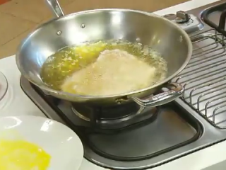 4、勝丼(炸豬排丼),放入約180度油鍋中炸成金黃色,再取出濾油備用