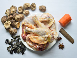 1、香菇焖鸡腿,材料准备好