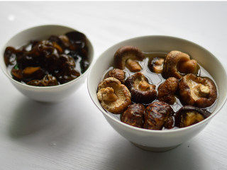 2、香菇焖鸡腿,木耳个香菇分别用温水泡发