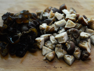 3、香菇焖鸡腿,之后清洗干净，切成小块待用