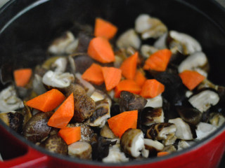 11、香菇焖鸡腿,加入胡萝卜、木耳和香菇，翻炒均匀