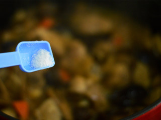 13、香菇焖鸡腿,根据咸淡调入少许盐