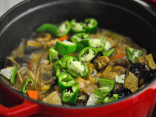 14、香菇焖鸡腿,加入青椒，开大火一边翻炒一边收汁