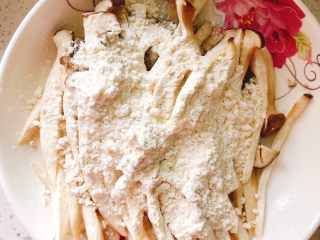 5、杏鲍菇吃出肉的味道-椒盐杏鲍菇,倒入30克油炸粉。