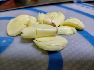 6、拍黄瓜,蒜拍开切末