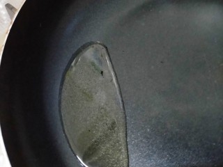 9、拍黄瓜,热锅烧油