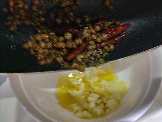 12、拍黄瓜,倒入捣好的蒜泥中