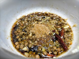 17、拍黄瓜,十三香适量搅拌均匀