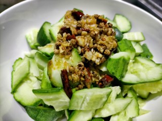 18、拍黄瓜,酱汁倒入黄瓜中