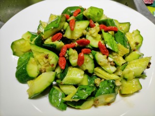 21、拍黄瓜,撒枸杞装盘