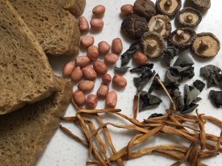 1、四喜烤麸,准备食材