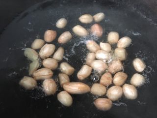 6、四喜烤麸,花生放冷水中煮沸。