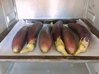 3、油浸蟹味菇拌烤茄子, 烤箱预热200度，烤制50-60分钟