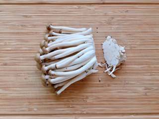 4、油浸蟹味菇拌烤茄子,蟹味菇去根