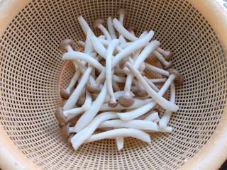 5、油浸蟹味菇拌烤茄子,冲洗干净，控干水分