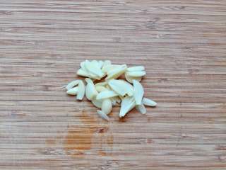 6、油浸蟹味菇拌烤茄子,大蒜切片