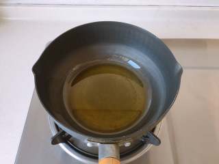 7、油浸蟹味菇拌烤茄子,锅中放入橄榄油