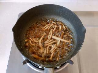 10、油浸蟹味菇拌烤茄子,放入醋继续中小火炒制