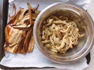 16、油浸蟹味菇拌烤茄子,将茄子扒去皮，撕成条