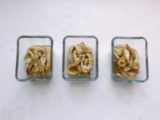17、油浸蟹味菇拌烤茄子,把烤茄子放在容器底部