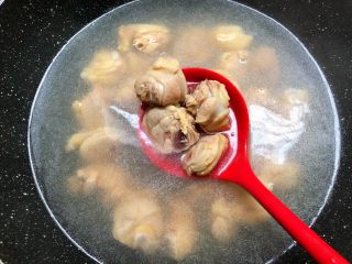 3、黄焖鸡,把鸡块倒入锅里，放入适量水，大火把水烧开，焯出血末，焯好用冷水洗净待用。