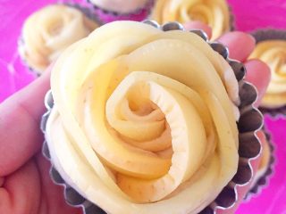 7、玫瑰苹果塔～,卷成玫瑰状，在模具内侧刷上油，把玫瑰塔放入模具中。