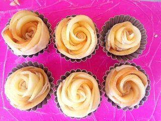 8、玫瑰苹果塔～,剩下的面条和苹果按照上述步骤操作，得到六朵美丽哒玫瑰。