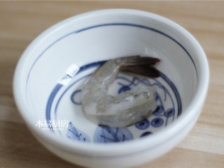 3、蝴蝶虾,虾开背，取出虾线丢弃不用。