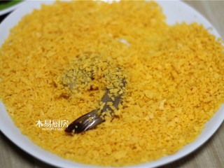 7、蝴蝶虾,再裹一层面包糠。