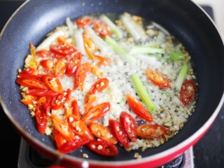 8、拿肉都不换的素炒香菇,锅中放油，烧热后倒入大蒜、葱白、红椒爆香