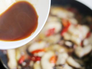 10、拿肉都不换的素炒香菇,倒入调好的酱汁。