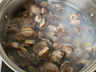 3、辣炒花蛤,倒入花蛤，煮到微微张口就可以了