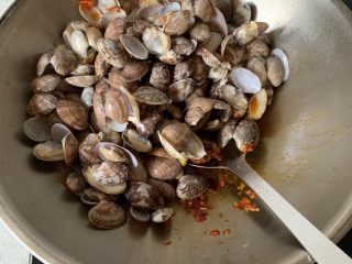 7、辣炒花蛤,倒入花蛤，翻炒均匀