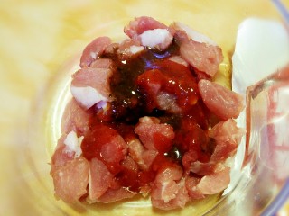 2、#猪年#快手牙签肉,里脊肉切成不规则小块，放入适量烧烤酱