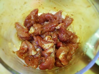 3、#猪年#快手牙签肉,抓匀后腌制入味，我是提前一夜腌好