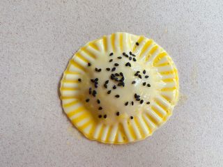 10、香蕉飞饼卷,撒上黑芝麻