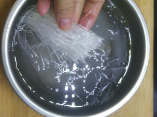 5、蚂蚁上树-肉沫炒粉丝,泡好的粉丝剪短