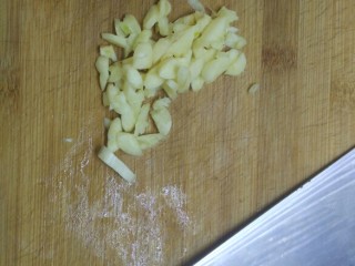 6、蚂蚁上树-肉沫炒粉丝,蒜切末