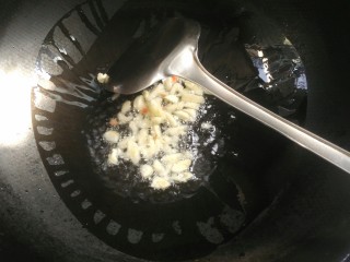 12、蚂蚁上树-肉沫炒粉丝,锅上火加油烧热下蒜末炒香